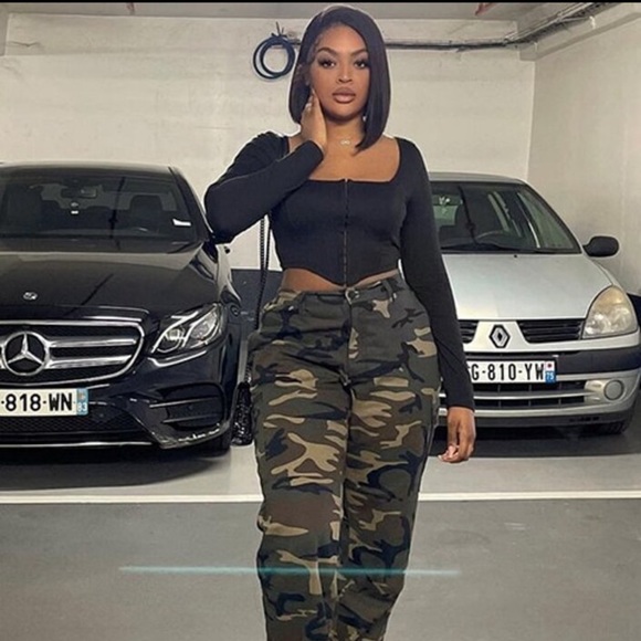 NWOT SHEIN SHEIN Privé Hook And Eye Asymmetrical Hem Crop Tee black small - Picture 10 of 11